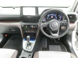 運転席からの視界はこんな感じです☆お気軽にご来店いただき、実際に座って是非お確かめください。ドライバーに寄り添う快適な操作フィールをもたらすステアリングです。