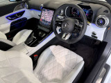 メルセデスのシートは、少し硬めに出来ておりますので、長時間の運転でも疲れにくく、安全にドライビングをお楽しみ頂けます