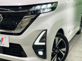 【LEDヘッドライト】悪天候や夜間走行時も良好な視界を確保し安心して運転できる高輝度LEDヘッドライトを装備!点灯速度が早く、消費電力も抑えられています。