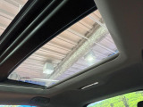 【大型サンルーフ】車内の解放感が一気に上がる大型のパノラマルーフ!季節を問わず開放的で快適なドライブをお楽しみいただけます。流通量も少なく希少価値の高い人気の装備です♪