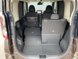 リヤシートは、分割して倒せるので、乗員や荷物に合わせてアレンジ可能です。