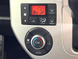【オートエアコン】一度お好みの温度に設定すれば、車内の温度を検知し風量や温度を自動で調整。暑い&hellip;寒い&hellip;と何度もスイッチ操作をする必要はありません。快適な車内空間には必須の機能ですね♪