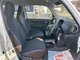 女性の方ももちろんですが、運転席側、助手席側の足元スペースが広いので男性の方が運転しても窮屈になりにくいですよ!