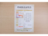 【車両検査証明書】店頭にて、クルマの状態が一目で分かる査証明書を公開中。トヨタ認定検査員が厳しく検査し、状態を点数と図解で表示しています。修復歴はもちろん、傷やヘコミの箇所や程度がご確認いただけます。