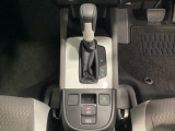 「e:HEV」は、モーター走行を中心にしながら電気エネルギーやエンジン動力を最も効率よく使い分けることができる賢いハイブリッドシステムです。サイドブレーキはスイッチ操作の電子制御パーキングブレーキです