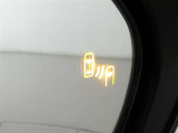 【ブラインドスポットモニター】車両左右後方からの接近車両を検知してドアミラー部のランプでお知らせします。