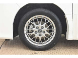 純正なので車に似合うデザインになっていますね。スタッドレスタイヤもご相談下さい。