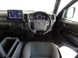 ウッド調と革巻きステアリングで快適な操作性の運転席です。