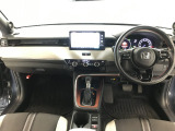 ドライバーを包み込むように、ディスプレーやスイッチ、コンソールを配置。座った瞬間から運転への期待が。空間そのものの心地よさにこだわっています。