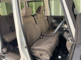 乗降がしやすい運転席。高さが調節できて小柄な方でも運転しやすいポジションをとることができます。