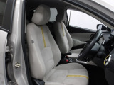 立体感があり、シート中央部とサイド部をくっきりと分断したサポート性の高い形状のシートが「人馬一体」感を強く演出しています。