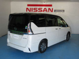 狭い駐車場での乗り降りや荷物の出し入れにとても便利なスライドドア