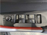 パワーウィンドウのスイッチですよ。 運転席に居ながら窓を開け閉めのコントロールできますよ。 ロック機能で、子供がイタズラして窓を開けるという事も無くなりますよ。