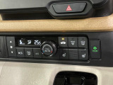 【オートエアコン】一度お好みの温度に設定すれば、車内の温度を検知し風量や温度を自動で調整。暑い&hellip;寒い&hellip;と何度もスイッチ操作をする必要はありません。快適な車内空間には必須の機能ですね♪