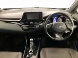 スタイリッシュなデザインのインパネ。各操作スイッチは使いやすい位置に配置されてます。