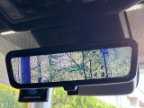 【デジタルインナーミラー】後席の大きな荷物や同乗者で後方が確認しづらい時でも安心!カメラが撮影した車両後方の映像をルームミラー内に表示。クリアな視界で状況の確認が可能です!