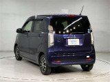 左ななめ後ろから撮影した、リアまわりのデザインや車両全体のバランスを確認できる写真です。リアフェンダーやテールまわりの形状、ボディラインのつながりなど、外観の印象を把握しやすくなっています。