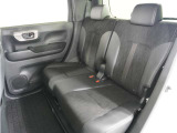 家族やご友人とBBQに行くとき、楽しさは道中の車内から始まっています!このベンチシートに座って、みんなで和気あいあい盛り上がりましょう!