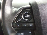 ステアリングには運転中でも簡単に操作できる各種スイッチついてます