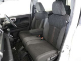 運転席と助手席は足元が繋がっているので自由に行き来しやすいので駐車場が狭いときでも助手席側からスムーズに乗り降りできて便利!
