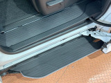 メーカーオプションの【ユニバーサルステップ】を装備。スライドドアと連動したステップにより、小さなお子様の乗り降りがし易くなります♪