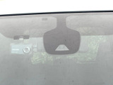 【エマージェンシーブレーキ】走行中に前方の車両等を認識し、衝突しそうな時は警報とブレーキで衝突回避と被害軽減をアシスト。より安全にドライブをお楽しみいただけます。