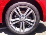 17インチ純正アルミホイール+22545R17タイヤを装着。