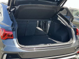 開口部が低く設定されているので、荷物の積み下ろしがスムーズに行えます。更に分割可倒式リアシートの採用でシートのバックレストを倒すと、大きく長い荷物も積み込めます。
