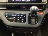 トリプルゾーンコントロールフルオートエアコンなので、スイッチ1つでオールシーズン、運転席や助手席、リア席を別々に快適温度に設定する事が出来ます。