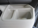 運転席から手の届きやすい位置に、ドリンクホルダーと小銭などを入れて置けるトレイが付いています。