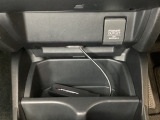 アクセサリーソケットはUSBのアダプターなどをつければ、スマホの充電にも使えます。周辺には物が置けるトレーがついています。