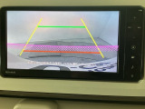 【バックカメラ】運転が苦手な方も車庫入れラクラクです!ギアをリバースに入れれば自動的に切り換わりますので、面倒な操作は不要です♪狭い駐車場もお車を傷つけず安心ですね!