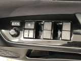 パワーウィンドのスイッチです。運転席に座りながら、助手席や後席の窓を開け閉めできるので大変便利ですよ。