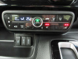 AUTOエアコンでいつでも快適な温度に!さらに運転席と助手席にはシートヒーターも付いています。