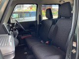 フロントシートはベンチシートです。インパネシフトで足元は広々。運転席と助手席はウォークスルーできます。