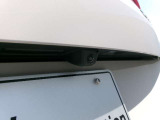 後方の映像をモニターに映し出し、駐車や後退時の安全をサポート。ガイドライン表示で距離感を把握しやすく、夜間や狭い場所でも安心して操作できる便利なカメラです