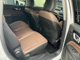 【リアシート】屋根までの高さがある車のため、大人の方でも圧迫感が少なく乗車出来ます。足元は広く取られているため、ゆったりとお乗り頂けます。