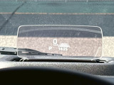 運転に必要な情報をフロントガラスに映し出す、フロントガラス投影式のヘッドアップディスプレイ。ドライバーの視線移動や焦点の調節を減らし、安全運転に貢献します。