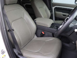 カーキグレインレザーシートを採用した上質なインテリア。落ち着きのあるカラーリングで、ラグジュアリーさとアウトドアテイストを兼ね備えた一台です。