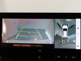 パノラミックビューモニター付きです。車両を上から見たような映像をモニター画面に表示。運転席からの目視では見にくい、車両周辺の状況をリアルタイムでしっかり確認できます。