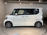 狭い駐車場でも、スライドドアならチャイルドシートへのお子さまの乗降や荷物の積載もスムーズ。とても便利な【両側電動スライドドア】ドアハンドを少し引くだけでリアドアが自動開閉します。