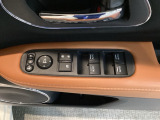 電動格納式リモコンドアミラーと、パワーウィンドウスイッチ等は運転席ドアにあります。