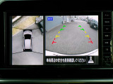 リバースにシフトするとまるで上空から見下ろしているような感じにナビゲーション画面に映し出します