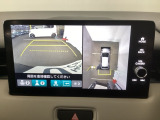 全周囲カメラは、上空から見下ろしたように路面を映し出します。