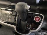 CVT車のセレクトレバーです。低速から高速まで、変速ショックのないスムーズな走りを実現するとともに、エンジン効率のよい領域を維持することで燃費にも貢献します。