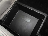 便利な収納ポケット、小物入れを各所に配置しています。
