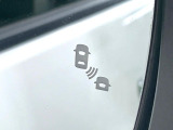 【後方車輛検知】走行中、ドアミラーの死角になりやすい箇所に後続車が接近するとサイドミラー付近に警告を表示、ドライバーに注意喚起をしてくれます。
