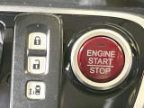 【Hondaスマートキー】カバンやポケットに入れたままでもドアの施錠・解錠が可能なスマートキーを装備。エンジンのオン・オフ時もカギを取り出す必要が無いからとっても便利です♪