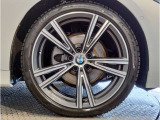 BMWの純正アロイホイールは軽量かつ強度にも優れているホイールで走行性能を引き上げる設計になっております。足元にもBMWは妥協がなくこだわっている個所になります。