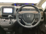 【ハンドル】運転にかかわる様々な操作を安全に行えるように視点移動が少なく操作性に配慮されたスイッチ類が凝縮されたコックピットです。